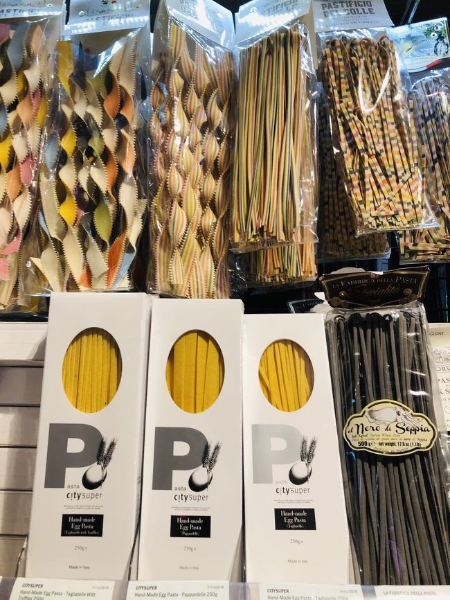 ラマ島から、フェリーでセントラルに帰ってくる。セントラルのショッピングセンター内のシティスーパーで姉妹へのお土産を買う。ものすごいカラフルなパスタが沢山売っていた。