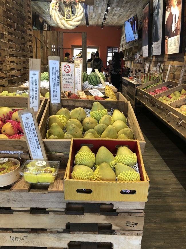 お次は豊味果品でドライフルーツ、ジャムを物色。<br />新鮮なフルーツ見ていたらスムージーを飲みたくなったので、マンゴースムージーを飲むことに。<br />1階で注文して2階でたべることができます。