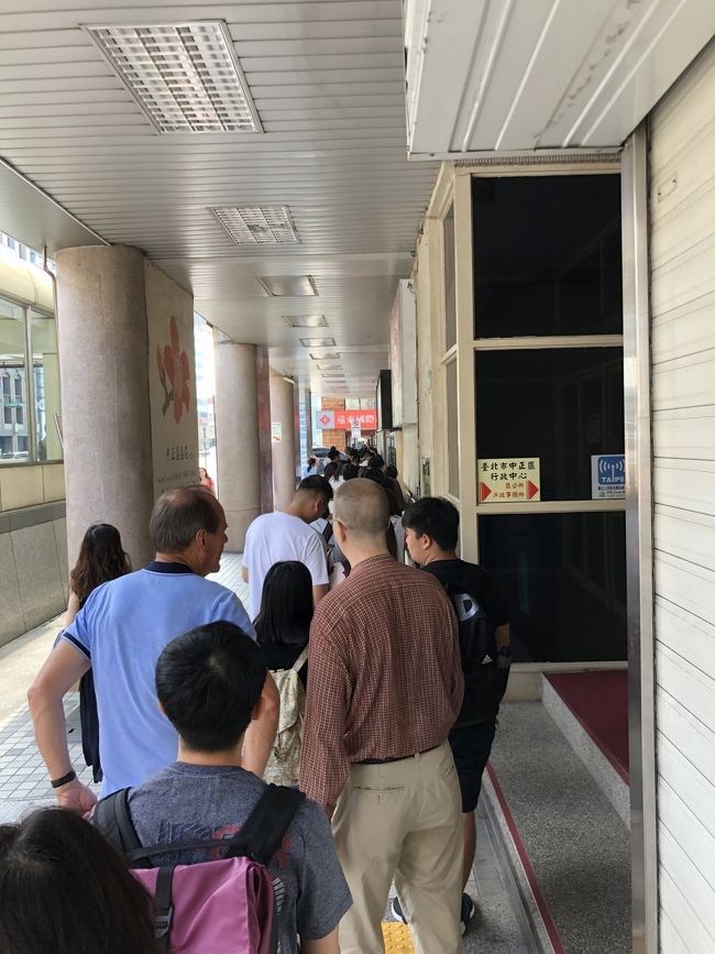 駅からの階段登ったら目の前に行列ー。。<br />列は意外と進むのが早いと口コミで見ていたのでとりあえず並ぶことに