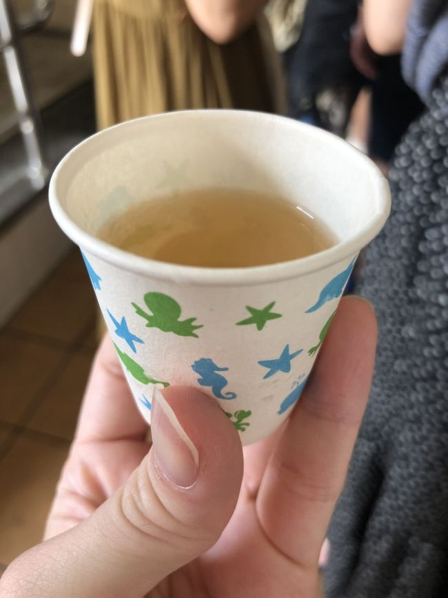 並んでいたらお店の人がジャスミン茶を配ってくれましたー！<br />喉乾いていたのでうれしい。