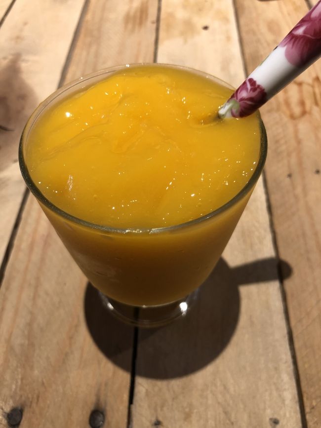 きましたマンゴースムージー！<br />…スプーンで食べるの？ほ、ほう。お味は美味しい！けどお値段結構しますな、、日本円で約650円。高級パーラーってかんじですかね。