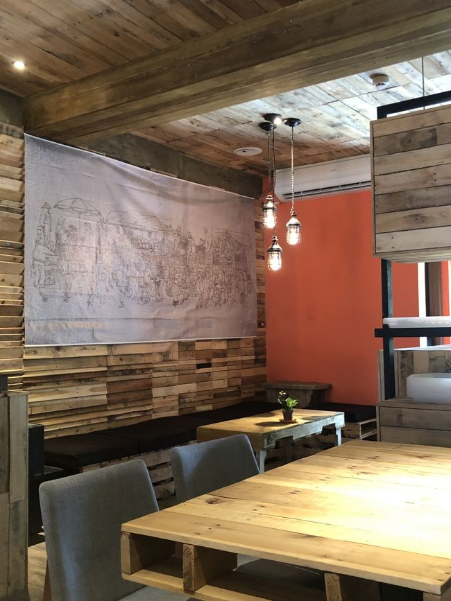 二階はおしゃれなカフェって感じです。<br />トイレも綺麗なので油化街ではトイレ難民になりそうなのでここで済ませます。。同じ考えの人が多いのか、ほぼ全員トイレ行ってましたね。