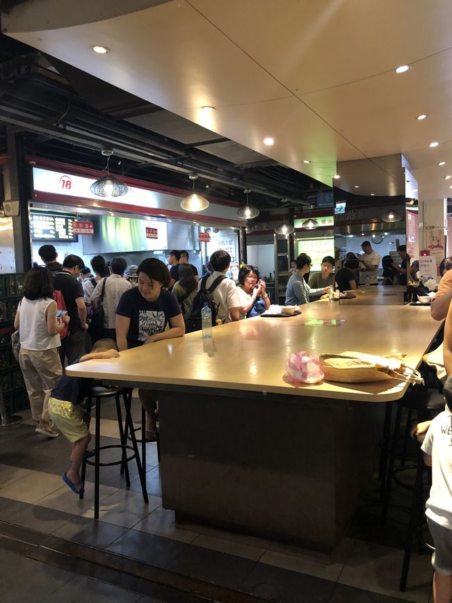 注文場所にくるまでだいたい30分くらい待ったとおもいます。<br />注文の仕方は、注文場所の手前にメニューが置いてあるのでメニューを指差しながら注文、もしくは少しの日本語なら通じました。<br />豆乳頼むところ、豆漿たのむことろ、焼餅頼むところってな感じで学食っぽく注文場所が分かれてました。<br />ちなみに早く注文しないとおばちゃんに怒られます。うしろの日本人グループは、店のおばちゃんに「早く注文してー！」と絶叫されてました（笑）