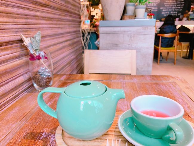 疲れてきているので、ゆるゆると。旦那が本屋さんのベンチでゆっくり本を読んでいる間、こっそり1人喫茶店でハイビスカスティーを楽しんだのは、内緒。