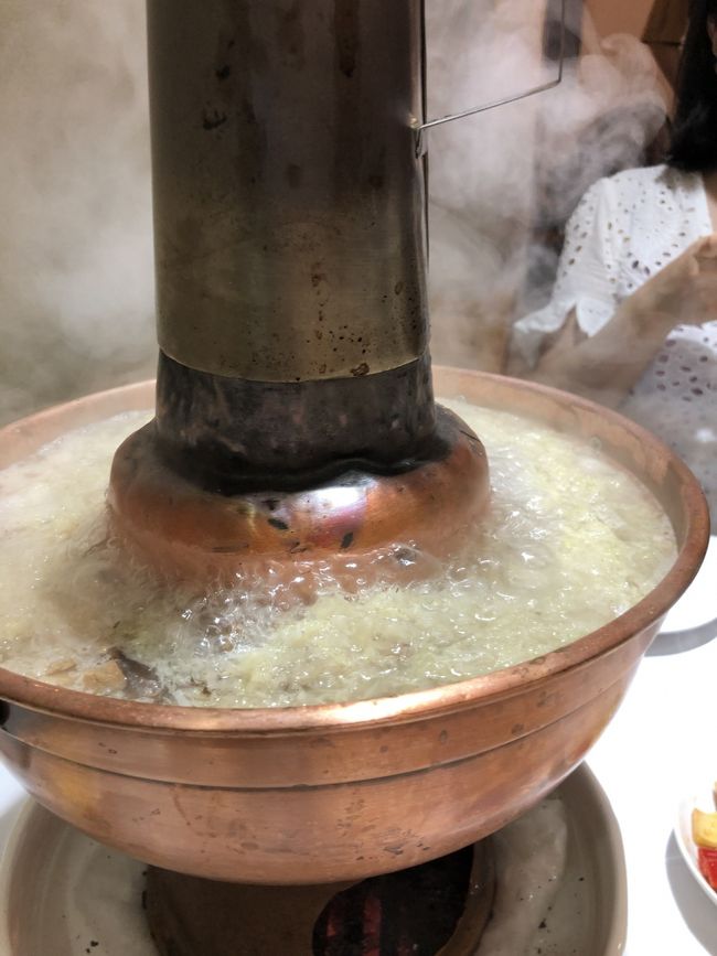 さてさて！メインの酸っぱい白菜の鍋！<br />2～3人前の1番小さいのを選択し、追加で豚肉とイカのボールと豆苗を追加。<br />つけだれを自分で作る方式だったのですが、ネットでググって黄金方式のタレの作り方を見つけ、それで食べるとニンニクとゴマの風味が効いてて、食べるのが止まらない。。<br />お客さんは次から次に来店しててかなりの人気店でした！<br />ふたりで5000円くらい。また来ます！