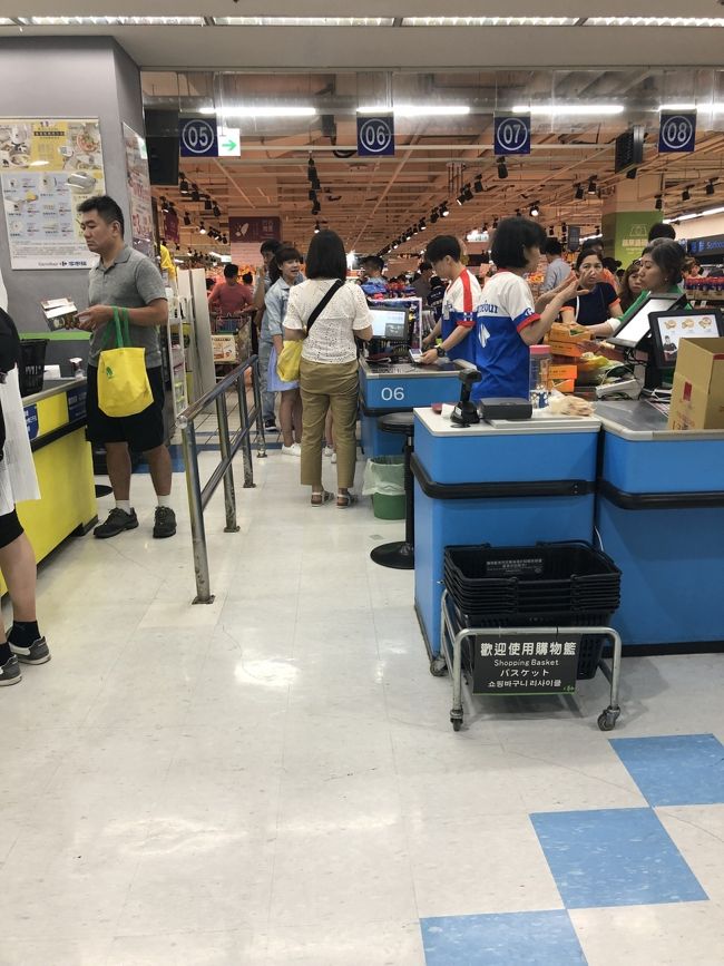 疲れたので西門町に戻って、ついでにカルフールでお土産お買い物。<br />広くて足が痛くてそろそろ限界。。