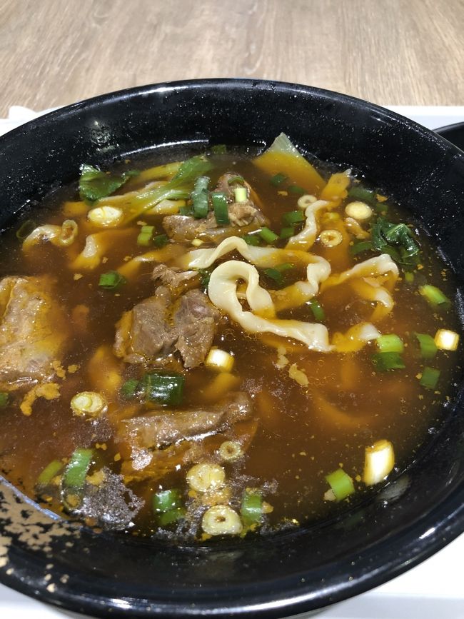 スタバカードがなくて意気消沈してしまい、お腹がすいたけど移動するのが面倒に…<br />とりあえず台北101のフードコートでご飯をたべました。牛肉麺的な。お味はまぁまぁです。食メインなので1階を無駄にしたくなかったのですが、気力が、、