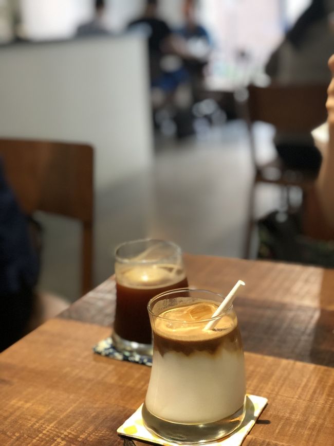 カルフールからホテル帰るまでの道中に La Grottaというカフェへ。<br />アイスカフェラテがとてもおいしい！アイスコーヒーもスッキリ飲みやすくてうまい。元気を補充できました！