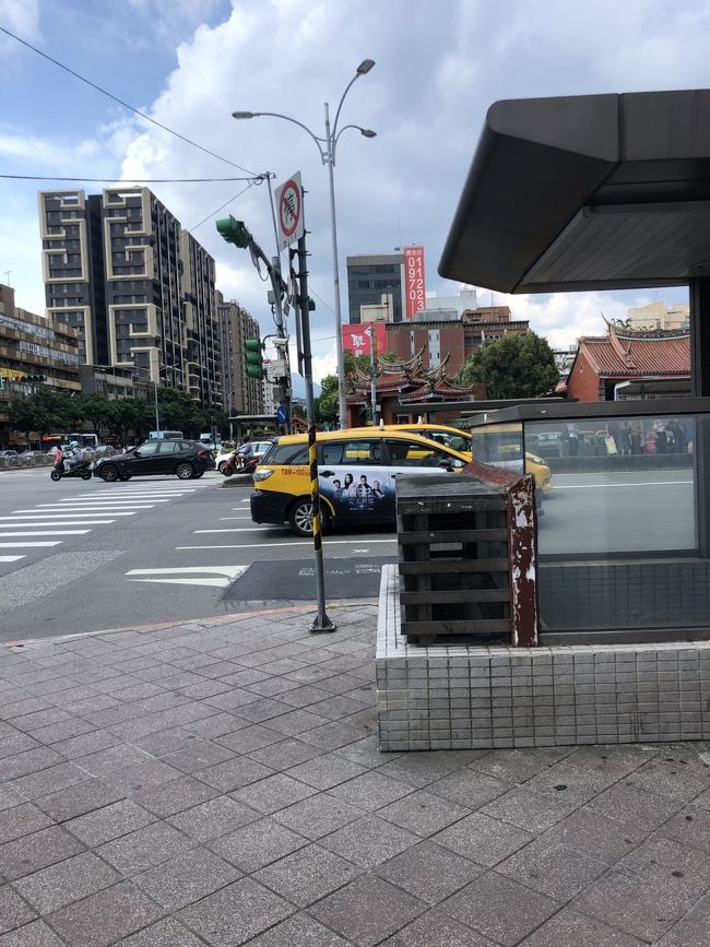 おなかも満たされたので次は占いです！<br />行天宮の占い横町に行きました。右横に写ってる地下街の入り口から中に入ります。