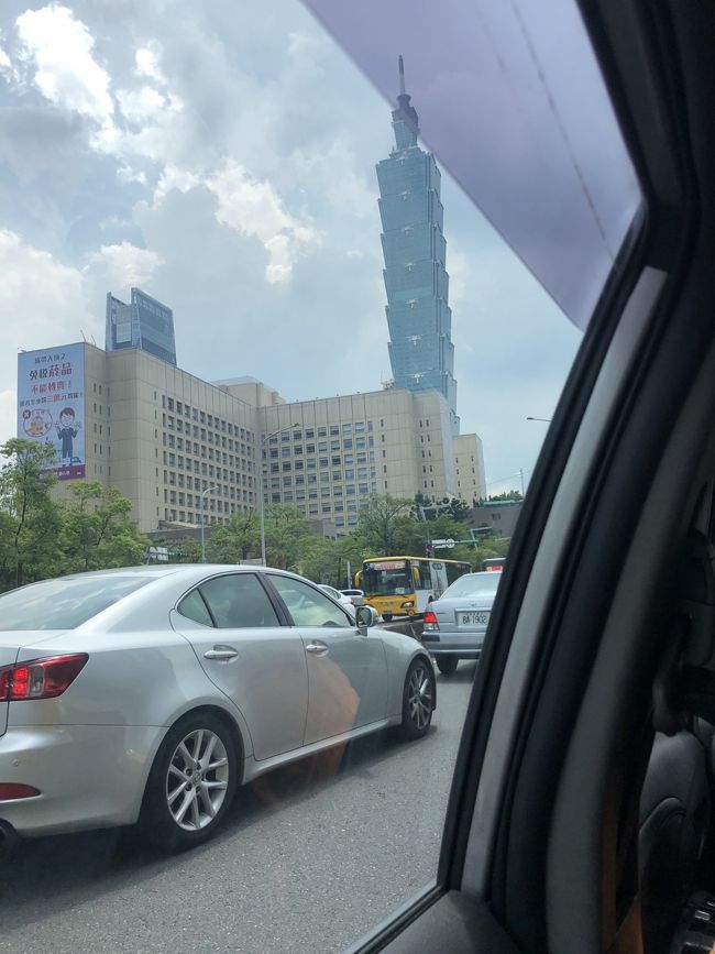 油化街から台北101までは結構遠買ったようで、タクシーの運転手さんは高速を使ってました。遠いって行っても1000円くらいで移動できてしまうのでいいですよねー。