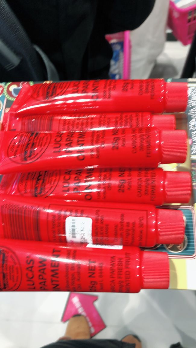 この、ルーカス ポーポークリーム。顔から体まで、リップにもなって香港に来ると必ず買うクリーム。姉妹の分も買うので一気に8本！