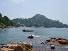 アーケードを通り抜けると赤柱の海岸線に行き着きます。
岩場が主体ですが、小さいながらも砂浜もありリゾート感満点。
これまで香港と言うと古い街並みやグルメと凝り固まった既成概念に支配されていましたが、中心部から1時間足らずでこうした自然豊かな地に出られるのも、新たな香港の魅力として再認識しました。