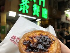 そう言えば赤柱では何も食べていませんでした。
と言うワケで「澳門茶餐廳」で葡式蛋撻！
その場で1個食べ、持ち帰り用に2個購入！
今年は初のポルトガルでPastel de Nataを食べまくったこともありますが、個人的に以前からエッグタルトはパイ生地一択との信念を貫いており、クッキー生地のエッグタルトは身体が受け付けません。
自宅への持ち帰り用にもっと買えば良かったと少し後悔…orz