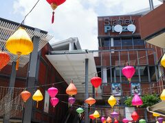 赤柱廣場はシャレたショッピングセンター。
週末と言うこともあり多くの人で賑わっていました。