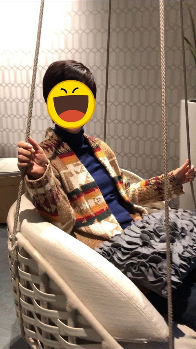 私は、ホテルのラウンジへ。ランガムプレイスのホテルラウンジでは、ブランコがあり夜景を見ながらゆらゆら揺れるのがお気に入りである。