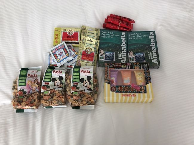 さて、大体お土産も揃いました。ポーポークリームに、パック。こちらの薬局で買った葛根湯。これはものすごい効き目。あと、のど飴にお茶の香りのするハンドクリーム。それから、ディズニーのメインキャラクター型のカラフルパスタ。