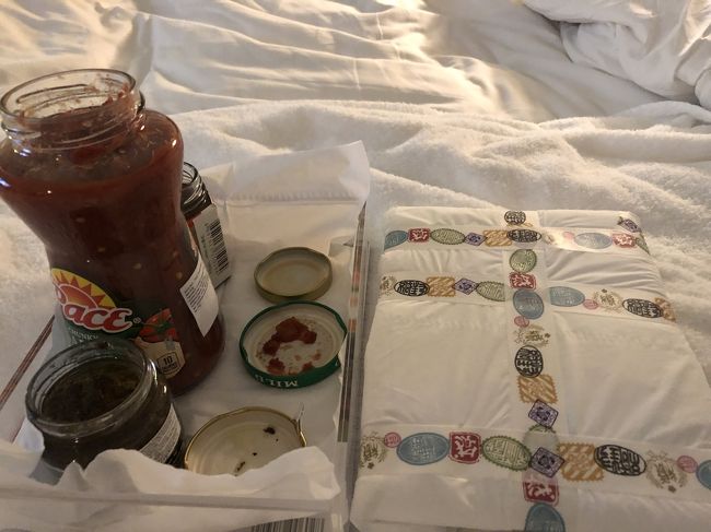 さてさて、ここからは旦那も私も好きなものを好きなだけ、食べながら年越しだ！香港のホテルから、紅白を観る。旦那は何年かぶりの紅白！私は横で「風が強く吹いている」を読み、2人で「このアイドルは～」「米津玄師初めて見たわ～」などなど楽しく過ごす。そして、遅れること1時間。香港で新年を迎えました。