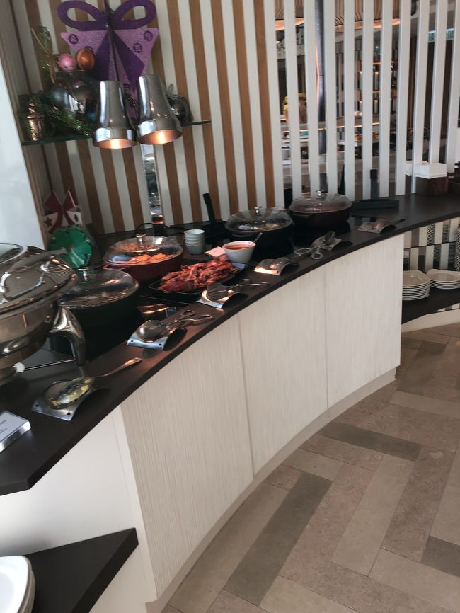 今朝はホテルのラウンジで朝食を頂きます。軽いビュフェ形式で朝ごはんを提供してくれます。