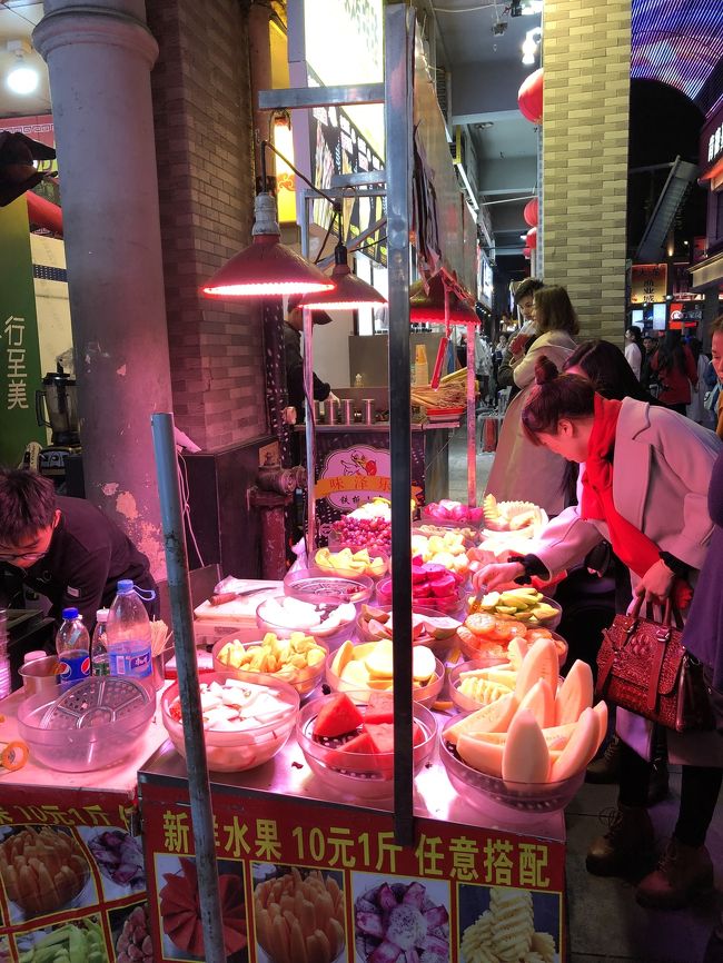 カットフルーツを激安で販売する露店が、結構ある。