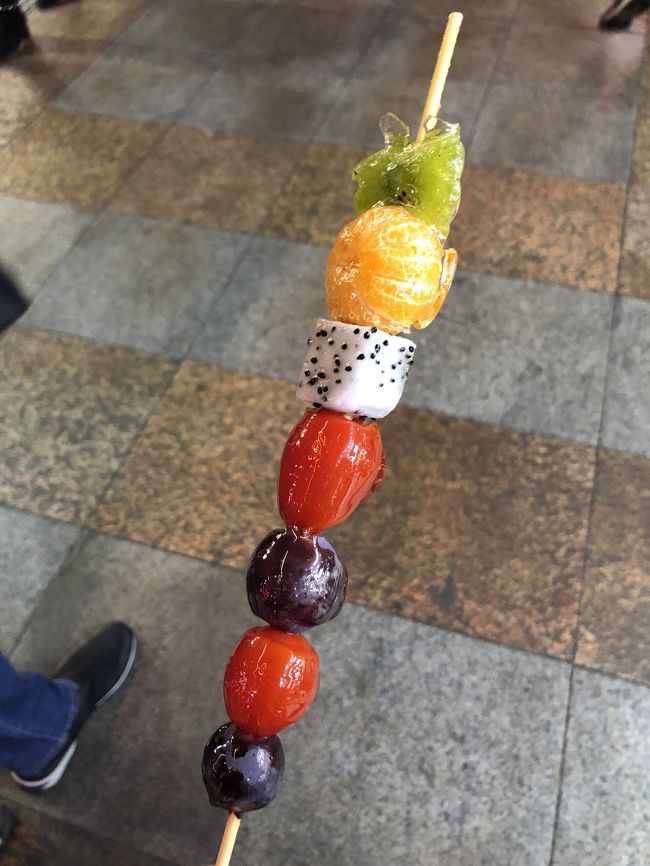 上から、キウイ、みかん、ドラゴンフルーツ、ミニトマト、ぶどう、ミニトマト、ぶどう。私的にはミニトマトを飴でコーティングすると、こんなに美味しいのか！と衝撃を受ける。