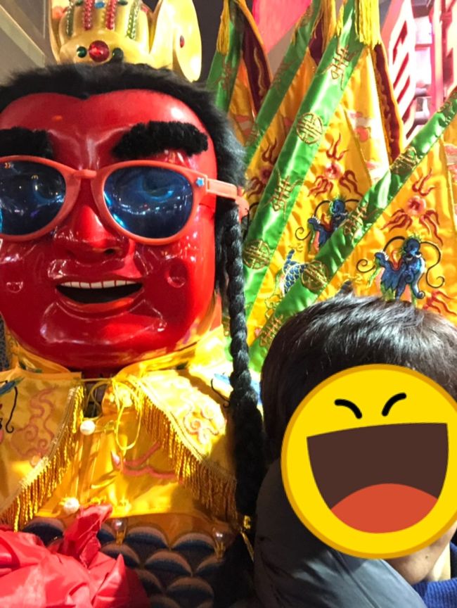 街中をうろうろしていると、ファンキーなお人形さんが…このセンスがはっちゃけていて好きだったりする。