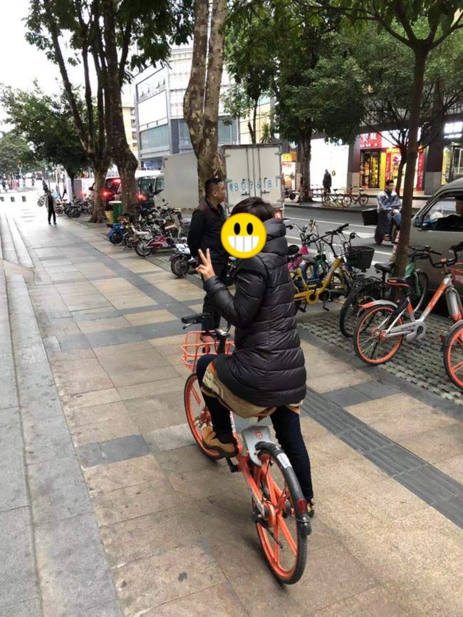 深センに着くと、早速シェア自転車に乗って楽しむ。至る所に自転車が置いてあり、これは楽チン。