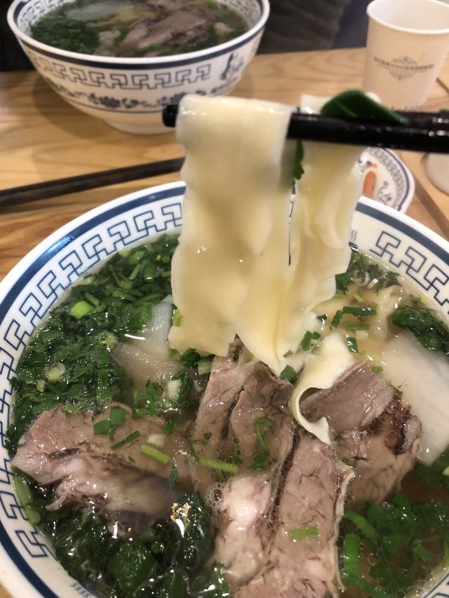 麺はかなり広め。お店の中で、ばったんばったん麺を打ってすぐに茹で上げてくれる。