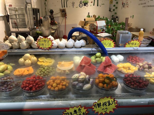 スーパーからの道すがら、体調不良にはビタミンCだと信じてやまない私は、フルーツを買ってムシャムシャ食べる。