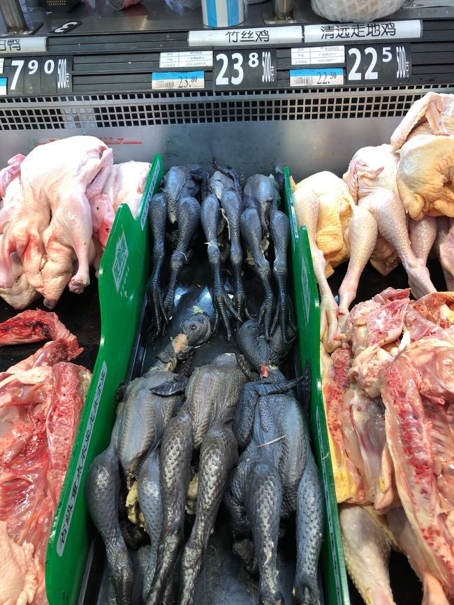 烏骨鶏だって、尾頭付きで売ってます。香港のスーパーよりも、変わったものが売っていて楽しい。