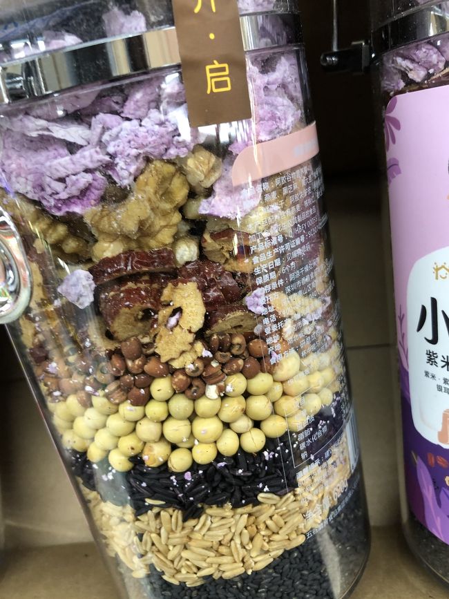 裏から見たところ。これをグラインダーで引いて粉にしてくれる。楽しそうなので、私もお買い上げ。日本でもこうゆうサービスあればいいのに。