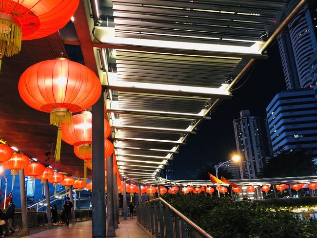 街中は、香港より看板は少ないけど、洗練された街に中国テイストが綺麗に映えている。