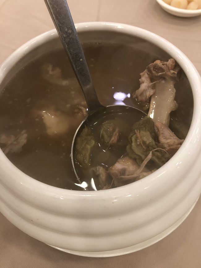 美味しい。ほんのり漢方の香りがして、身体に絶対いいよ！これ！って味がする。ベースはチキンスープなのだけど、あとは何が入っているのか全然わからない。でも、スプーンが止まらない。