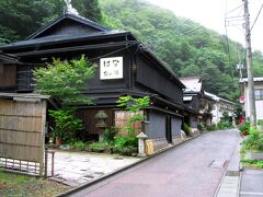 途中に花巻温泉もありましたが、大きなホテルが中心で、台温泉の方が温泉街の風情が残っていると思います。台温泉の開湯は1200年前に坂上田村麻呂が発見したといわれますが、600年前に猟師が雉を追って山に入ったとき、渓谷から煙が立ち登っているのを発見した説もあるそうです。