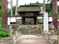 入口にある惣門は1799年の正法寺炎上で焼け残り、蛇紋岩の石段を含め、歴史を感じさせるもので、四脚門としては岩手県最古の遺構だそうです。