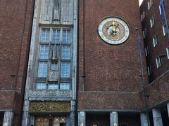 ノーベル平和賞授与式場である市庁舎へ
すごく並んでいて、中に入りたかったけど、自由行動の集合時間に足りなくて断念、、、

北欧は自由行動もできるから本当に安全なんだなぁとわかるよ

インドに行った時は頑なにダメって言われた…

