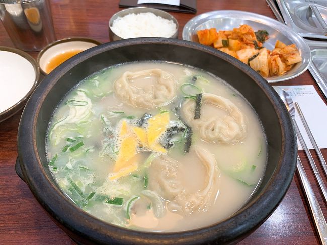 初の マンドゥ ソルロンタン 。<br />お店の人、日本語のメニューいりますか？って<br />聞いてくれて優しかったありがとうございます。