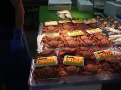 八食センター
市場の中で色々な海鮮をかってその場で焼いて食べることができます。

