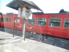 仁保駅でも上り普通列車と行き違い。