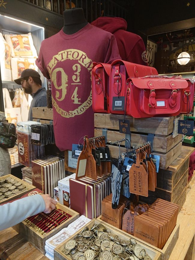 駅にはハリーポッターショップがある。朝早くに行ったが結構人がいた。