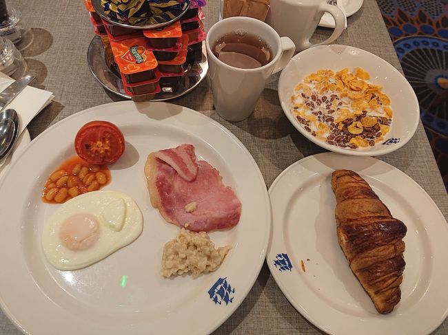 6時に起床しシャワーを浴びる。<br /><br />朝食はイングリッシュブレックファストのバイキング。そこそこ美味しかったけど、滞在中毎朝同じメニューだったので最後の方は飽きてしまった。