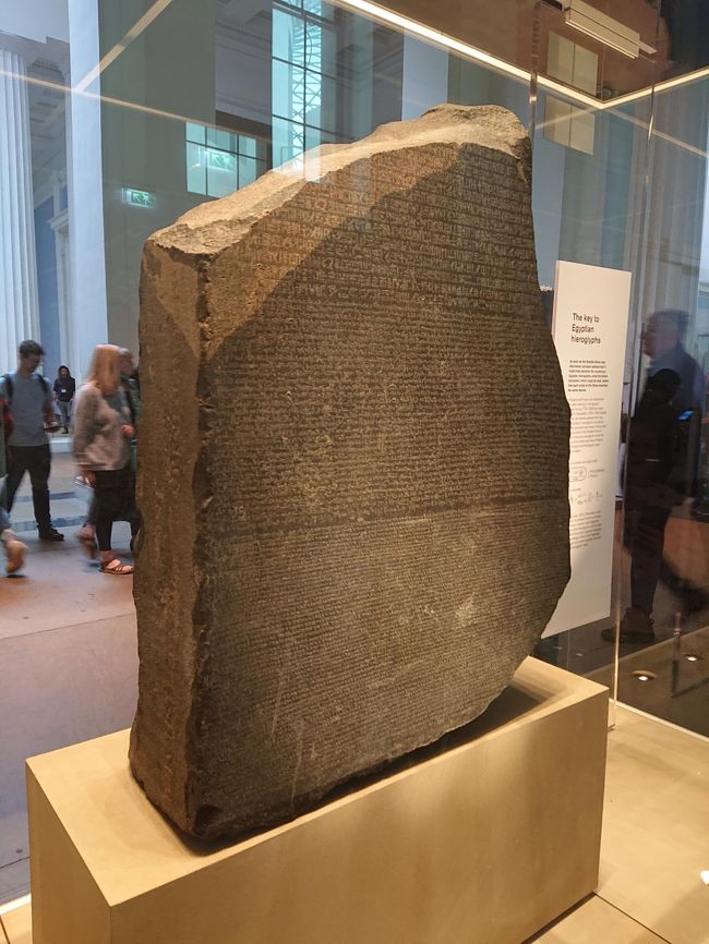 大英博物館で最も人気があるのはロゼッタストーンの展示。写真を撮るのも順番待ち。