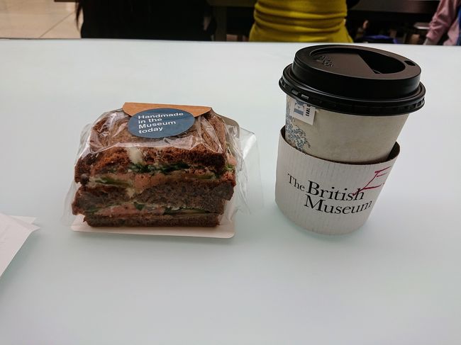歩き疲れたので少し休憩。博物館内のカフェで昼食をとった。サーモンのサンドイッチとアールグレイ。これで7ポンドくらい。結構高い・・・