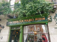 その後はシャーロックホームズ博物館へ。

ギフトショップで入場券を買ってから並ぶ。15ポンド。一人で行ったのですぐに入ることができた。