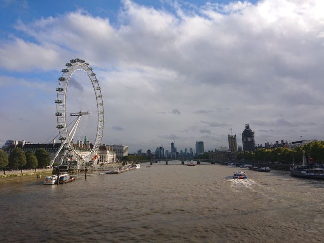 一旦ホテルへ戻り休憩。夕方になったら天気が良くなってきたので、テムズ川沿いを散歩することにした。てことで地下鉄でエンバンクメント駅へ移動。<br /><br />写真はテムズ川の橋から撮ったロンドンアイとビックベン。