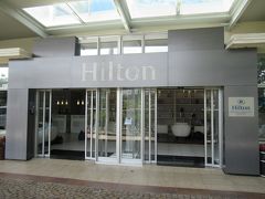 到着したのはこちらのホテル。明後日から1泊予定のホテルですが、ここでイルデパン行きの飛行機のピックアップの待ち合わせ場所なのでこちらで降ろして貰い、明後日から宿泊する旨をフロントに伝えて、送迎のピックアップまで荷物を預かって貰いました。
てっきり車寄せ側の簡素な入口だったので、裏口？とおもったら実は正面入口だったようです。帰る日に気づきました。