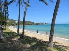 14時くらいになってしまいましたが、次のピックアップまで3時間弱あるので、ホテルのあるアンスバタの街をランチを求めて歩きます。
いきなりの海のきれいさに感動です。