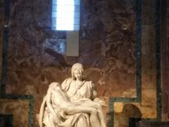 ミケランジェロの「ピエタ像」をガラス越しに．愛おしさがこみ上げてきました．