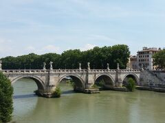 サンタンジェロ城前のテヴェレ川に架かる橋です．