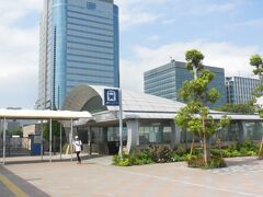 東京テレポート駅、バスの発着も多い