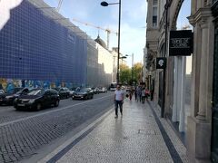 17:30
ホテルで身支度をして、散歩に出発。
ボリャオン市場（左側）は改装中。